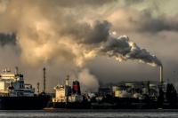 imagem de navio e fábrica soltando fumaça poluente