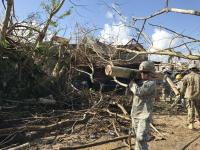 Guarda Nacional da Carolina do Sul limpa os destroços do furacão Maria em Porto Rico (Foto: Tammy Muckenfuss /  U.S. Army)