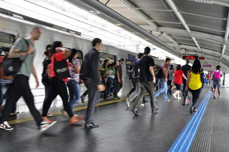 pessoas saindo de metrô em São Paulo