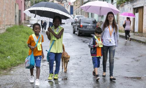 Crianças caminham até a escola